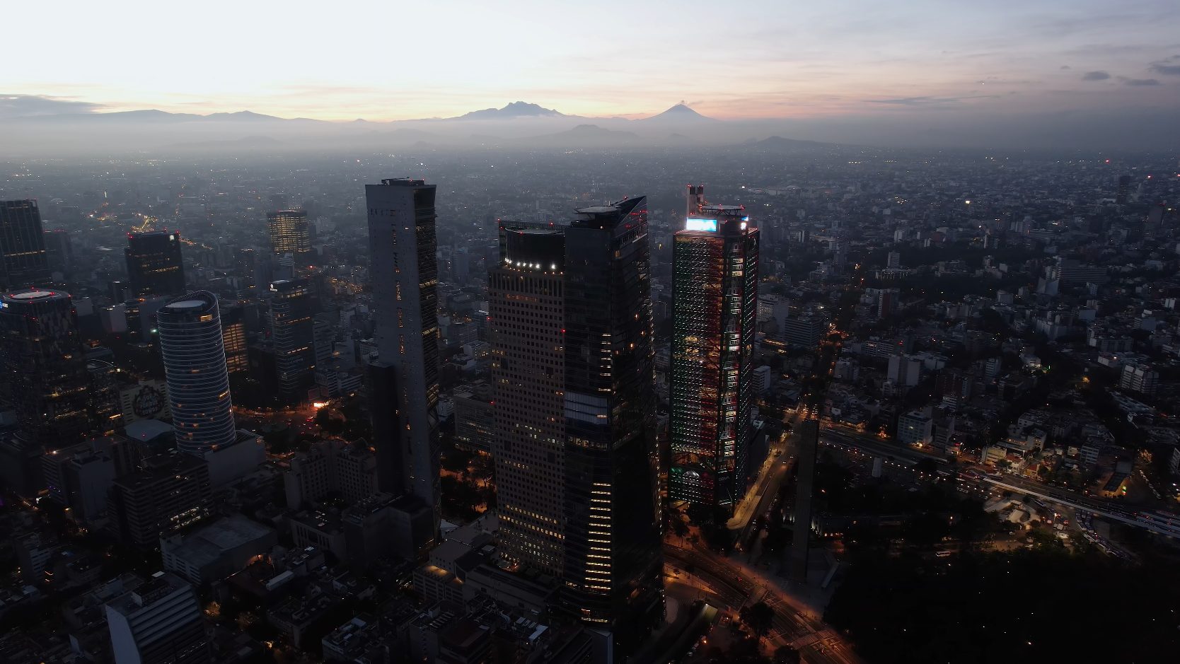 Vista aérea de la Ciudad de México al atardecer