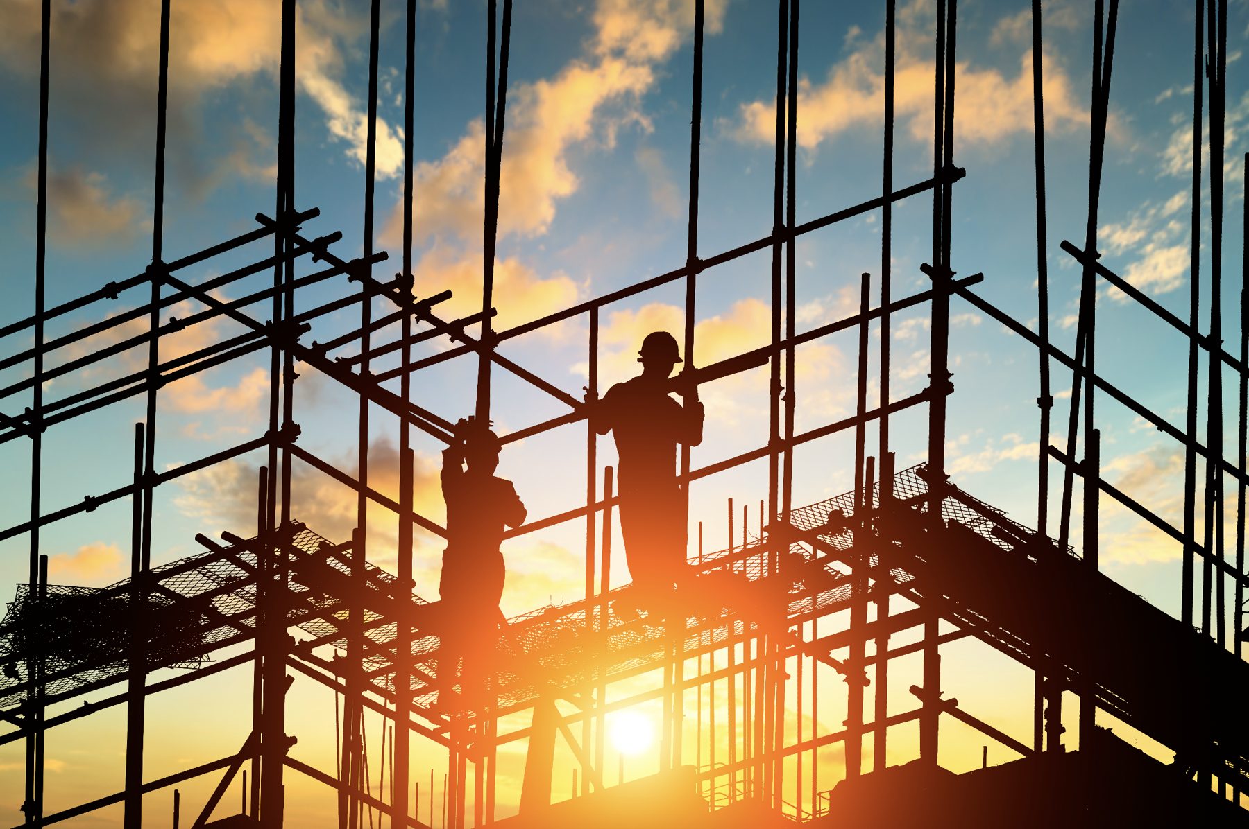 Trabajadores en obra al atardecer